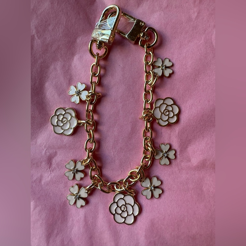 🩷 CAMELLIA FLOWER AND CLOVER BAG CHARM 🩷 NWOT 🩷